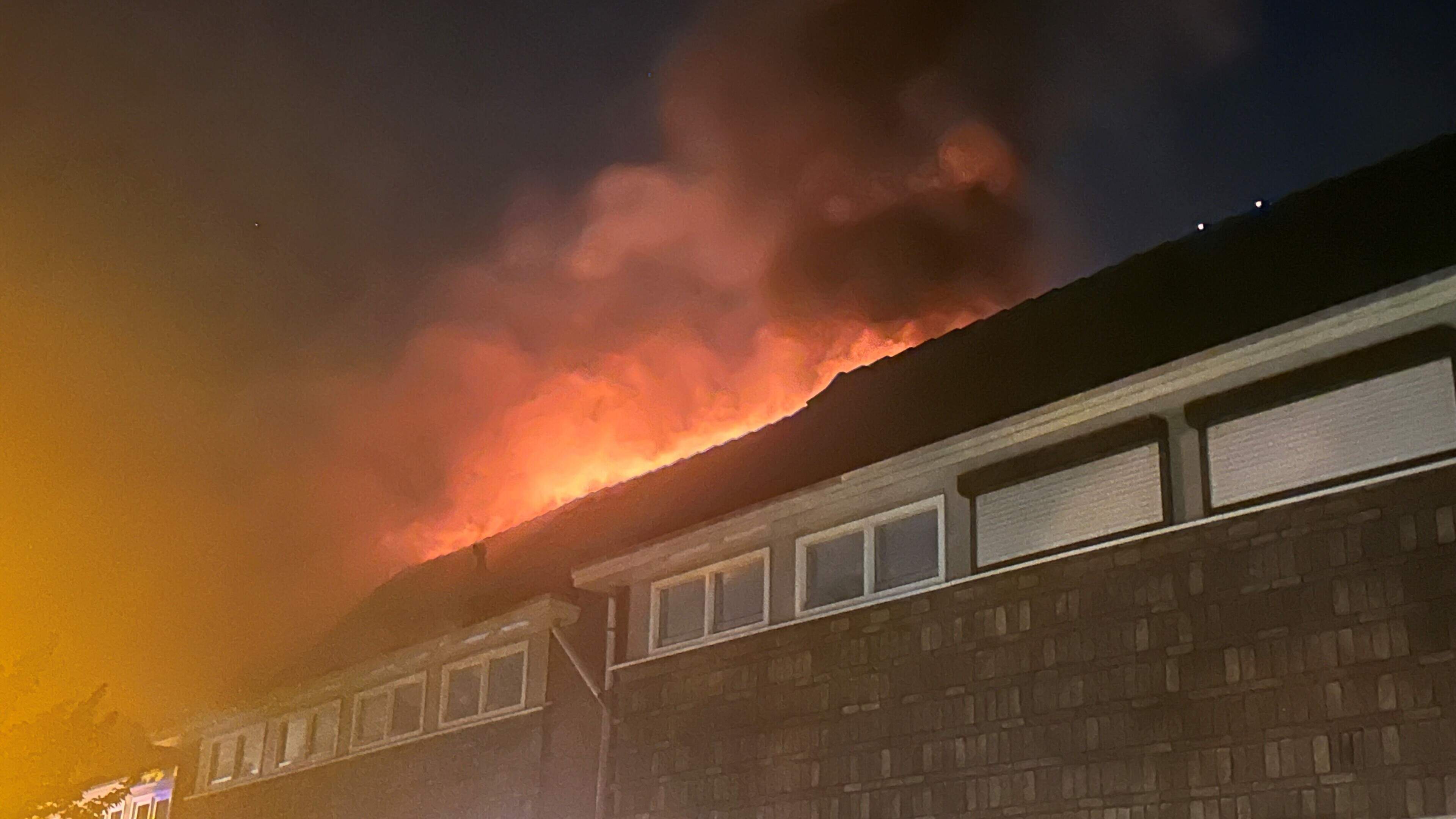 Uitslaande brand in leegstand pand in Hoensbroek: naastgelegen woning ontruimd